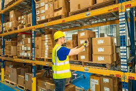 técnico de almacén escaneando códigos bins etiquetados (control)