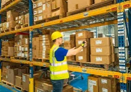 técnico de almacén escaneando códigos bins etiquetados (control)