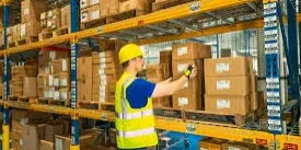 técnico de almacén escaneando códigos bins etiquetados (control)